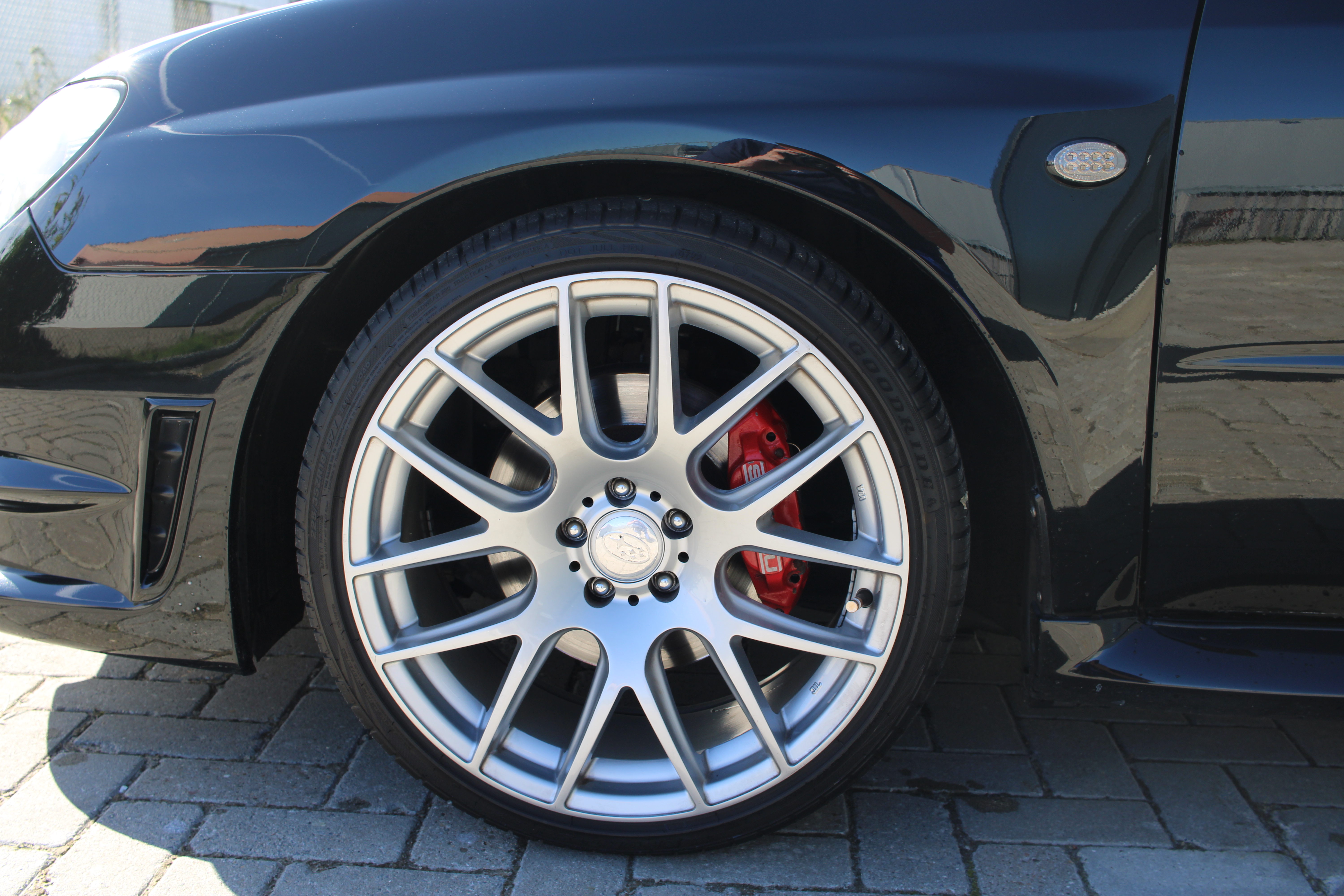 Luxe sportwagen gedetailleerd met keramische coating HPC pro & STC