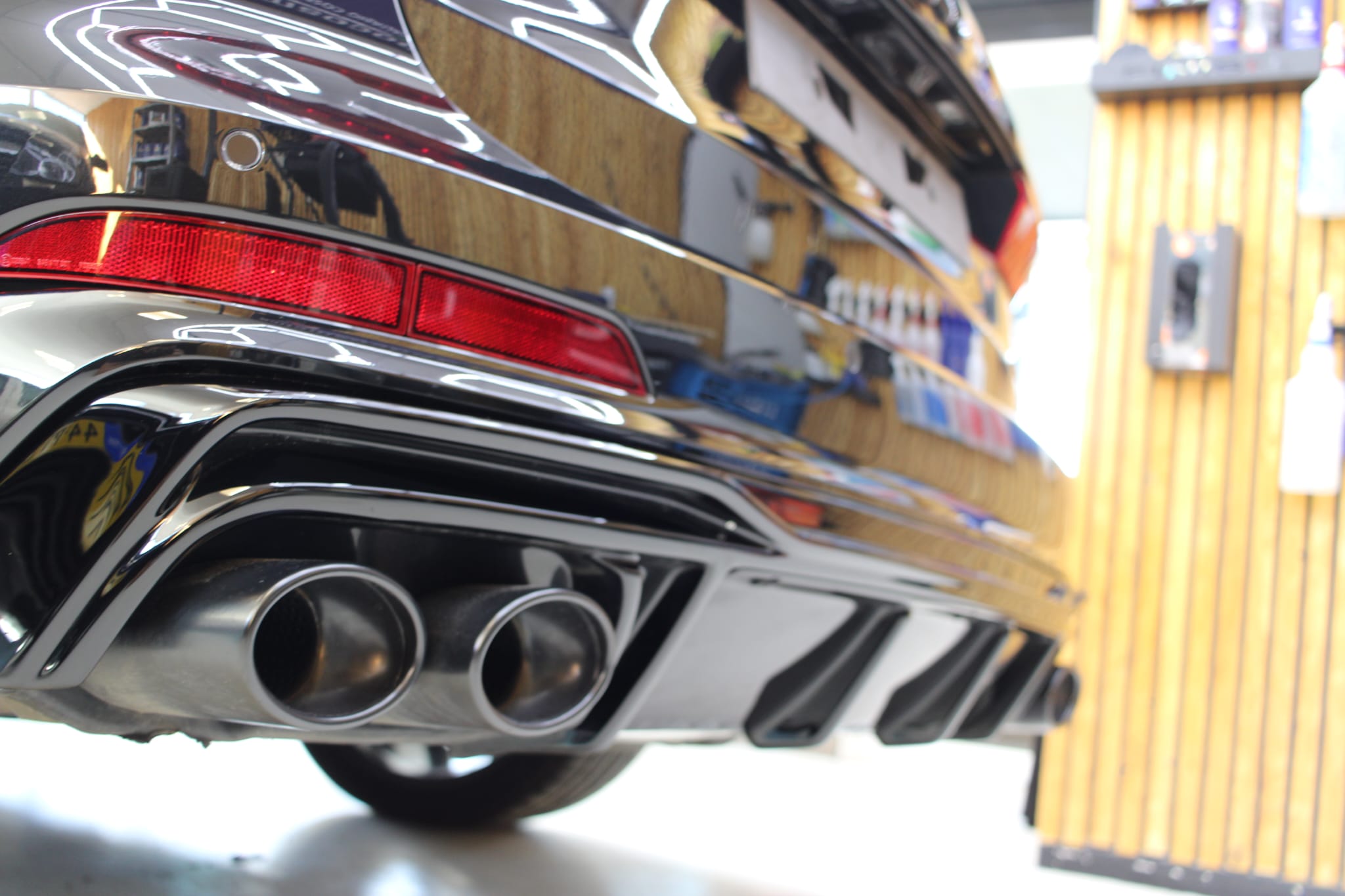 Luxe sportwagen gedetailleerd met keramische coating HPC Pro