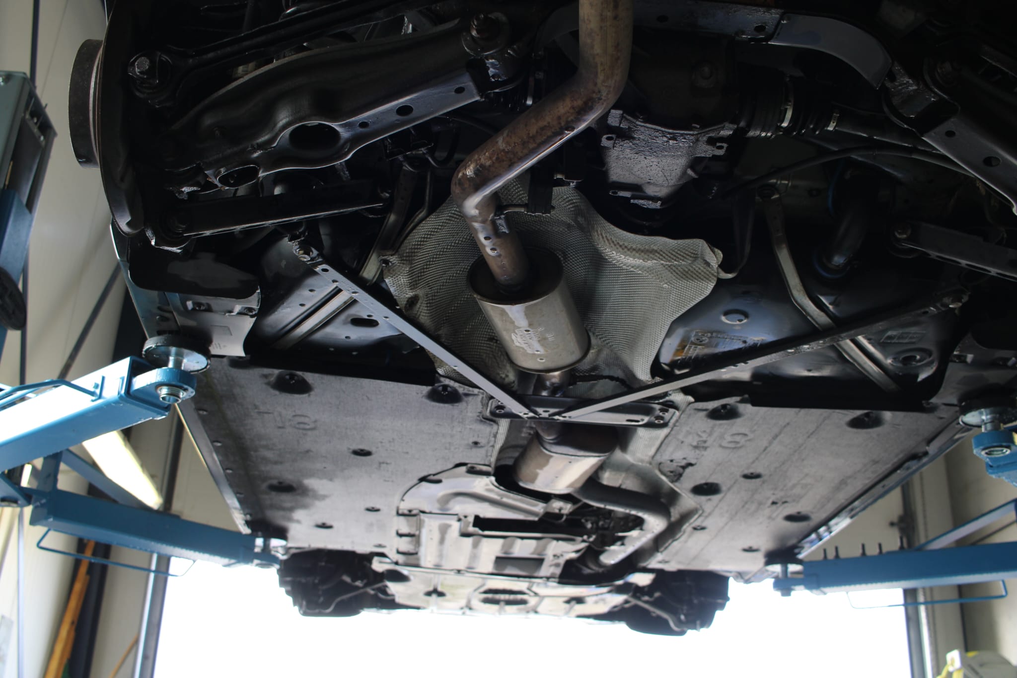 Bodem van deze 1 serie volledig gereinigd en beschermende wax geplaatst.