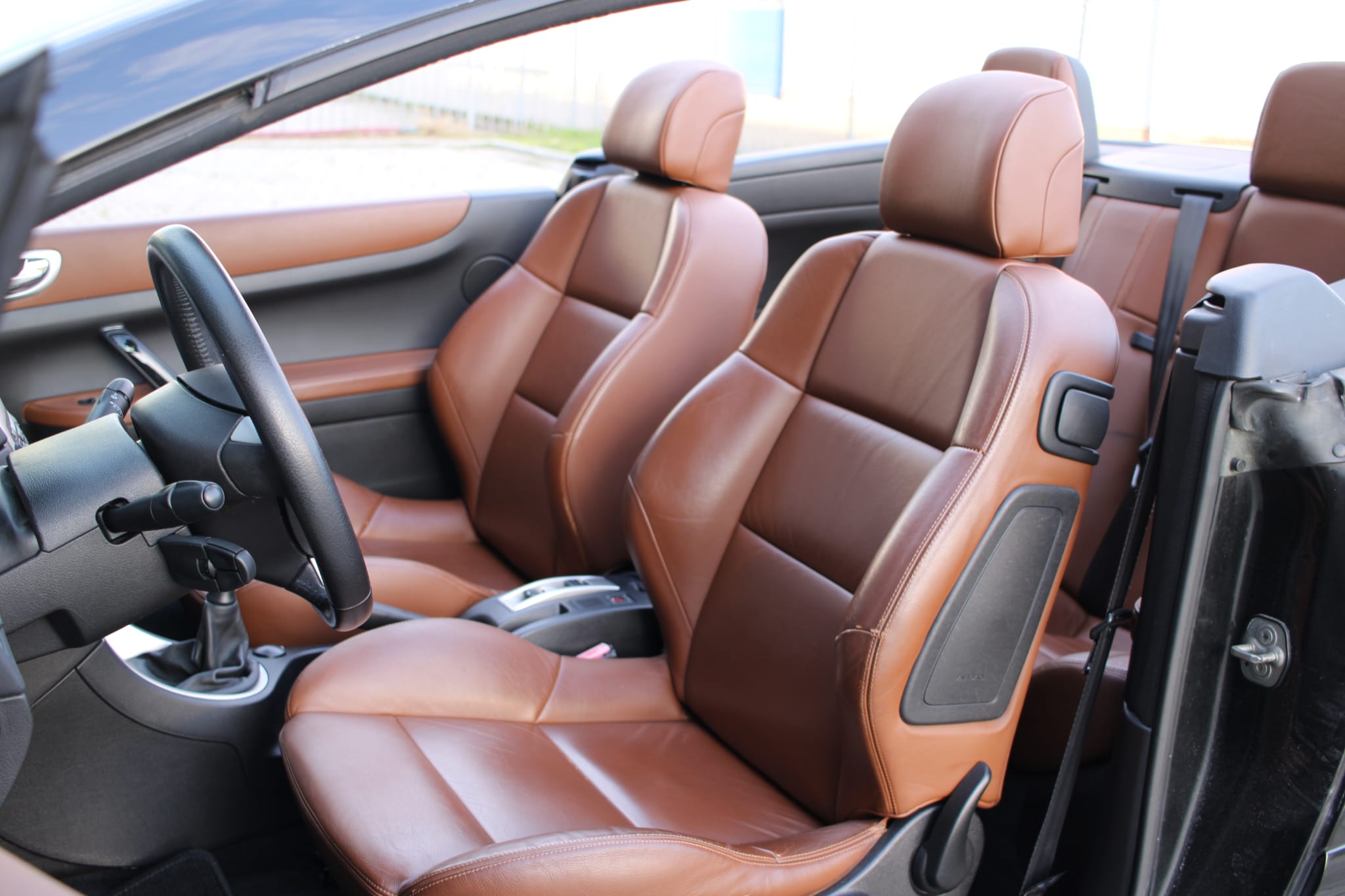 Interieur van peugeot 307cc volledig gereinigd & leer hersteld.