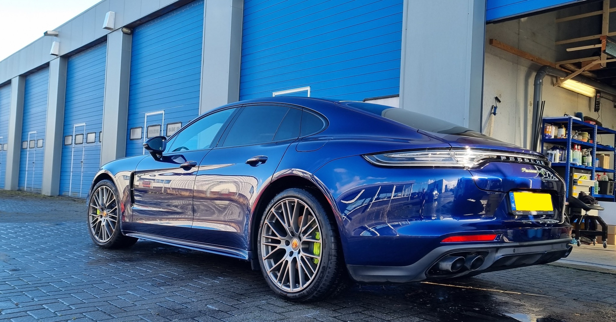 Luxe sportwagen gedetailleerd met keramische coating HPC pro & STC